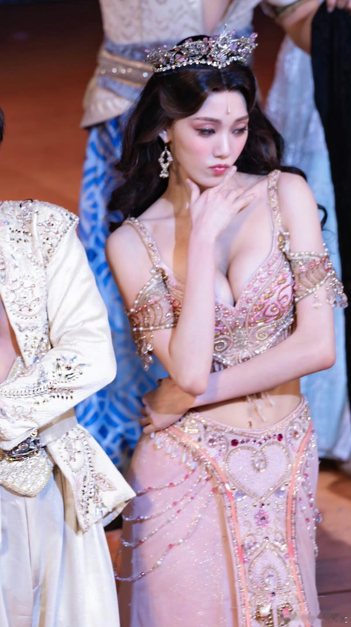 没想到李圣经身材这么nice，真正的天使面孔魔鬼身材 