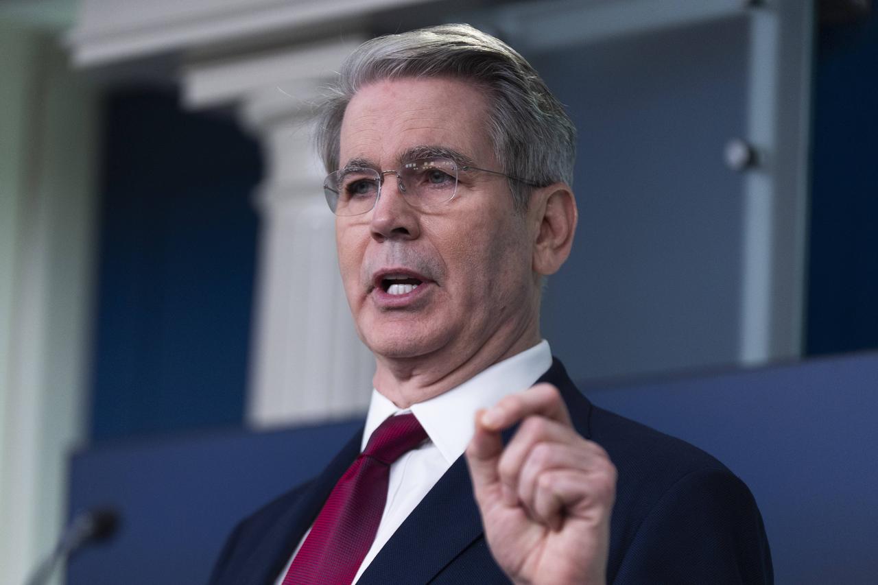 美国财长贝森特4月28日写道：“与受制裁的伊朗航空公司开展业务存在受到美国制裁的