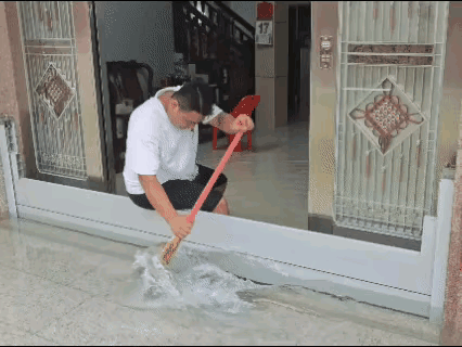 没人邀请划龙舟自己创造条件也要划～[捂脸]