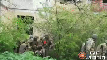 “护送伤兵”成为乌军撤离前线最佳借口。

只要有乌兵受伤，都会有十几名乌军士兵护