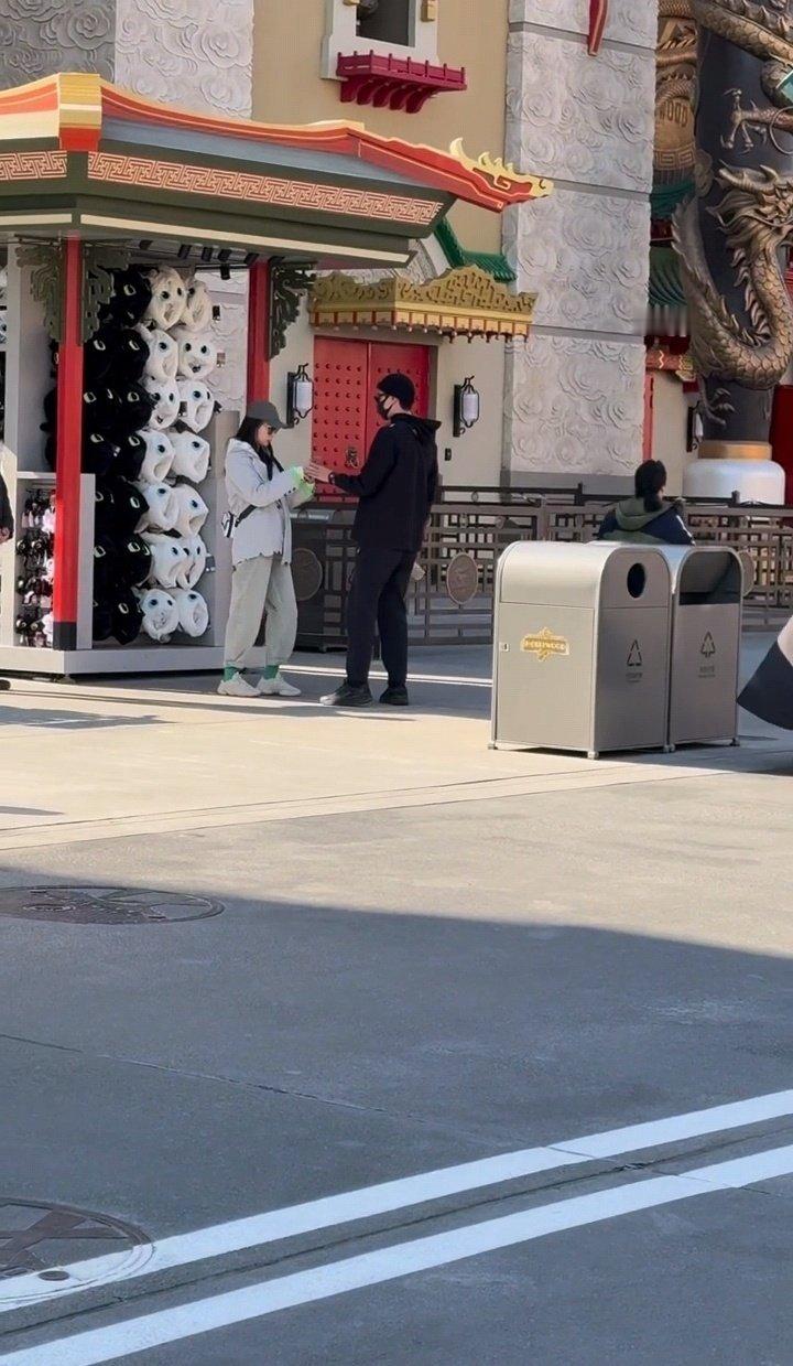 #于小彤和女友逛环球影城##偶遇于小彤和女友逛环球影城# 在环球影城的梦幻舞台上