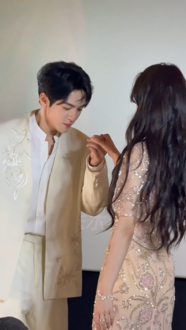 曾舜晞陈瑶好会跳曾舜晞陈瑶双人舞好美九门 妈呀曾舜晞陈瑶两个俊男美女跳双人舞对我