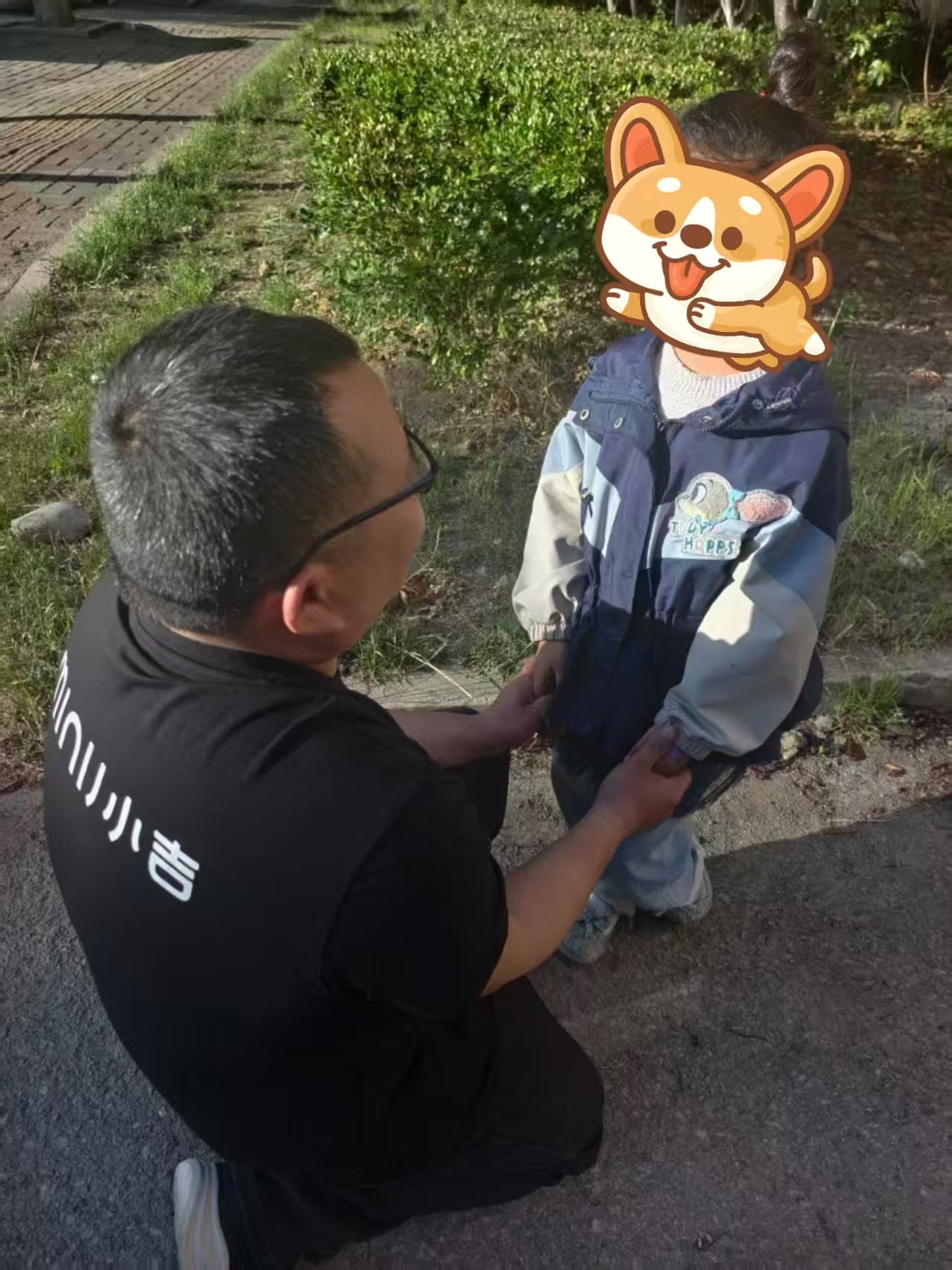 徐州安装工守护走失孩童暖心事件五一假期，徐州景区游人如织、热闹非凡，络绎不绝的外