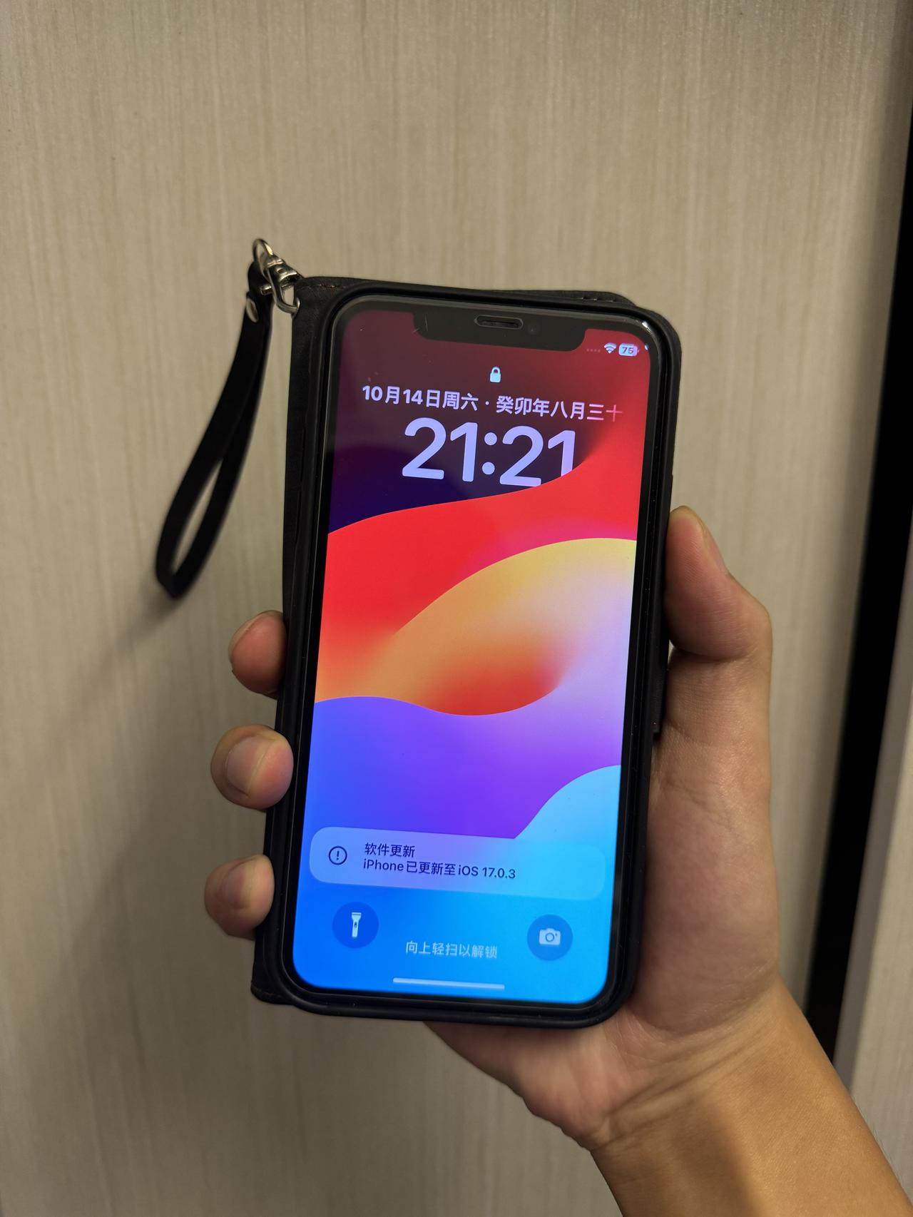 为什么现在还有人在用iPhone11？虽然15都发布了，但是小11依然很耐用[奸