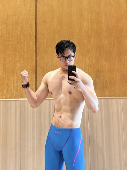 真的有人能穿泳裤拍到腹肌啊