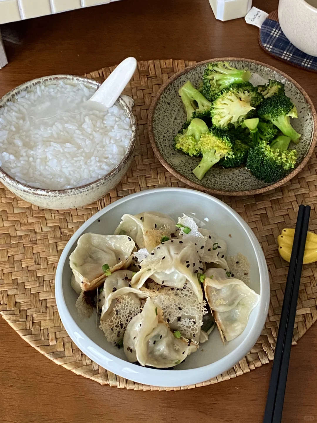 今日早餐｜韭菜煎饺&清炒西兰花&汤泡饭🥣