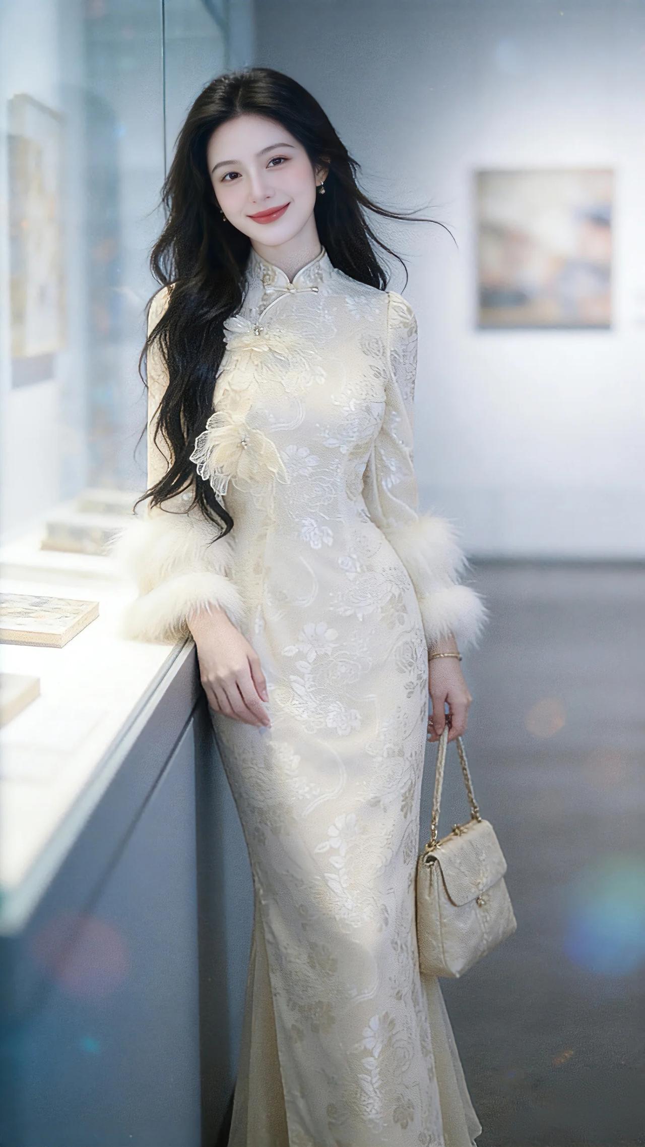 她身姿如修竹临风，长发如瀑倾泻，举手投足间尽显大家闺秀的温婉与贵气。那抹朱唇微启