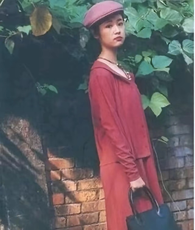图为1993年，作为兼职广告模特入行的林心如。那个时候还是一脸的稚气 