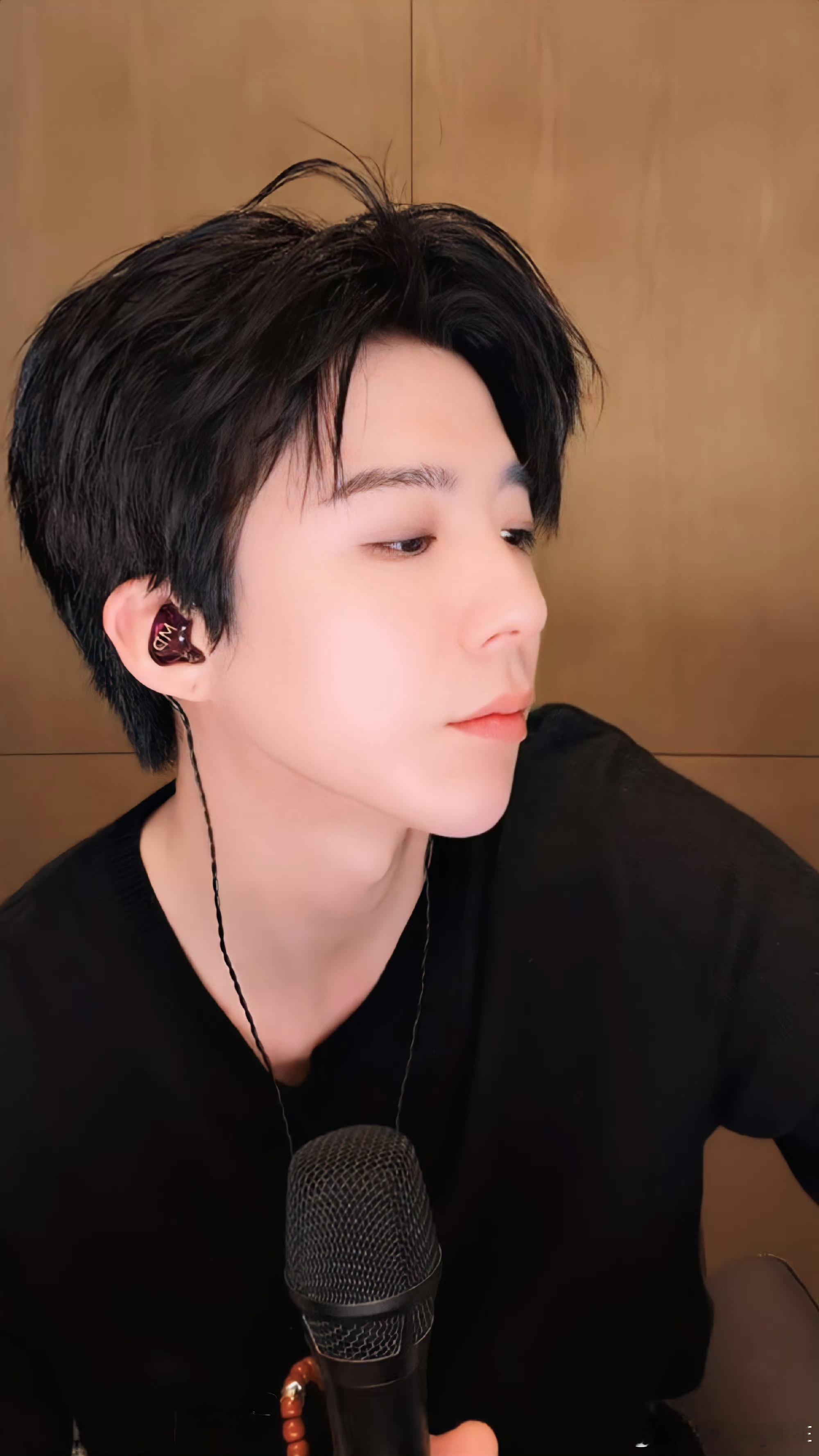 每个人都有自己的生活，请不要去窥探他人的生活。无论再怎么喜欢他，也请你默默无闻、