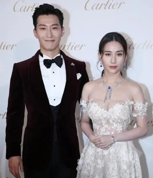 窦骁何超莲伴手礼，四颗巧克力就要400多块，伴手礼价值5000多，他们送出去10