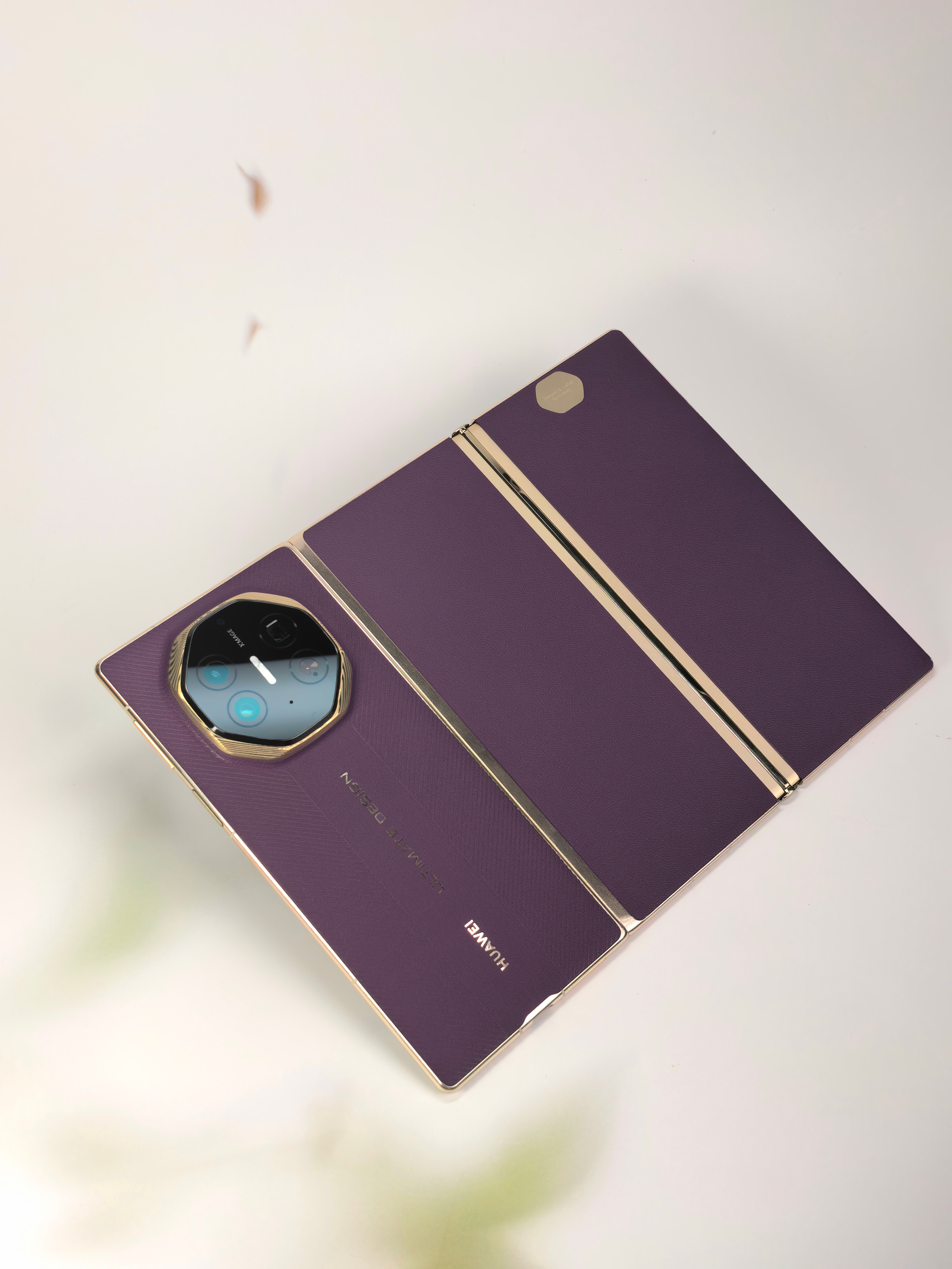 用 Mate XTS 当主力机最惊喜的是它没把三折叠做成噱头。单屏 6.4 英寸