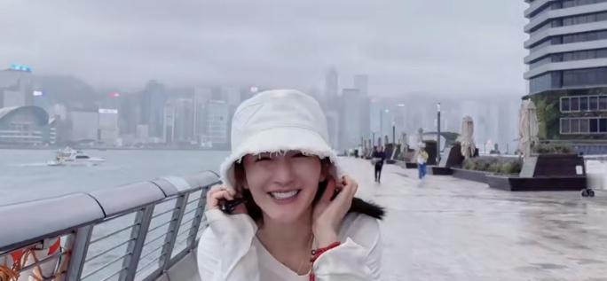 #谢娜带孩子去香港#谢娜更博香港一日闪现，娜姐这是去香港了，在视频中，在镜头前娜