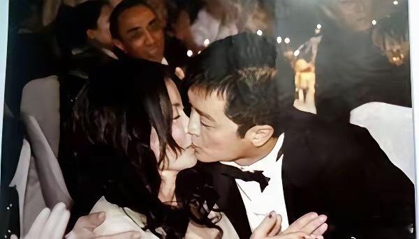 李亚鹏真的是非常爱王菲，俩人结婚时30多岁，李亚鹏年轻力壮，充满了激情，李亚鹏和