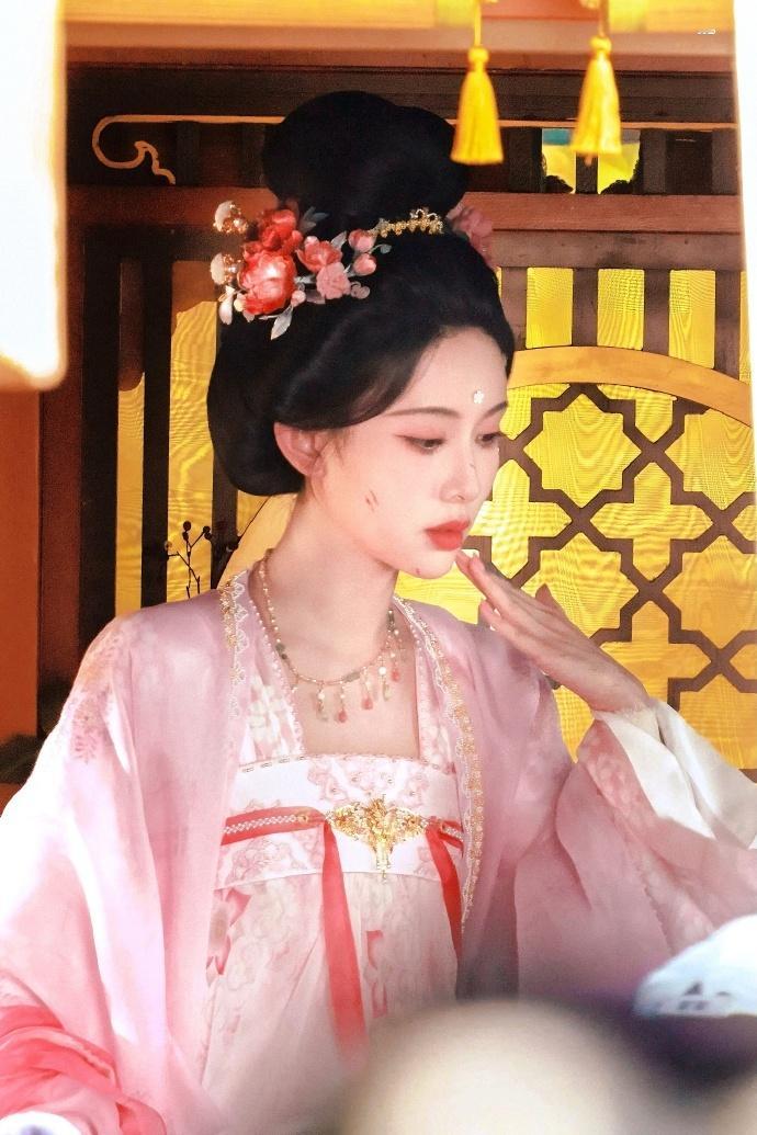 孟子义《尚公主》暮晚摇路透，粉色的摇摇公主，好像盛开的芍药[么么哒] ​​​