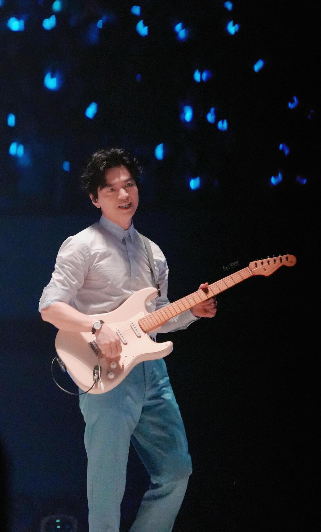 李健温州演唱会雨夜泪目名场面完整回顾
 
这场是李健「万物安生时」巡回温州站，当