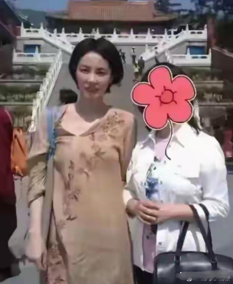 之前，王菲在福建寺庙祈福被偶遇，棉麻素衣加持，美成“人间仙子” 