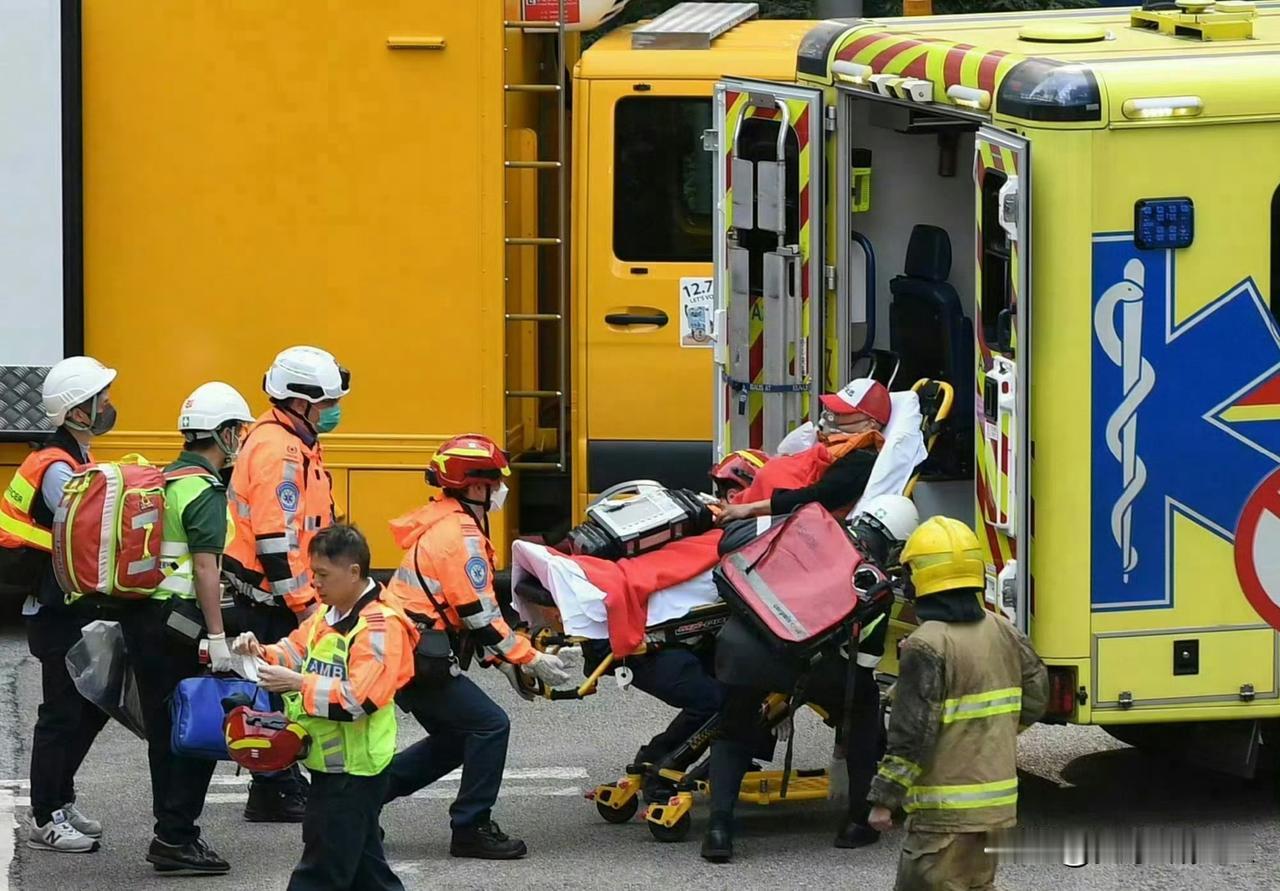 香港灾民的这个冬天，
可能不会太冷。
不是因为大火已经被扑灭，
而是他们发现，从
