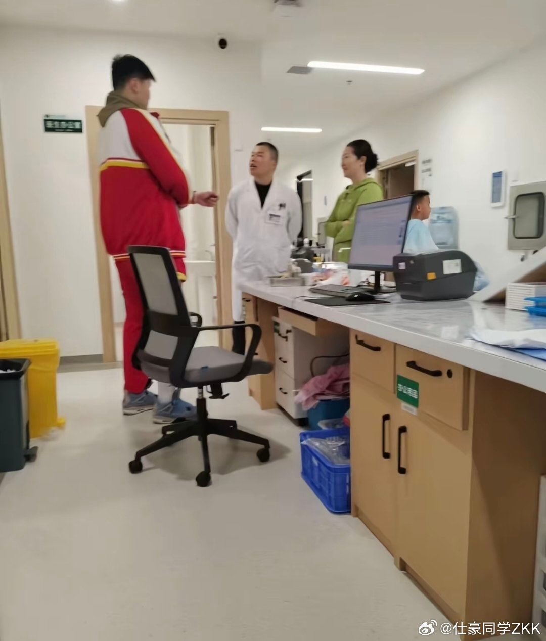 现在的小学生已经是庞然大物了  那天在医院见到的6年级小学生，我都怕他走路一不小