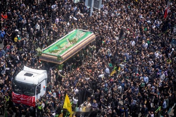 伊朗为已故最高领袖Ali Khamenei举行大规模国葬游行 据美联社（AP）报
