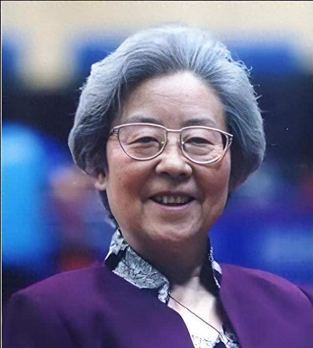 她是女乒鼻祖，曾任乒协副主席，如今90岁在北京养老，常去看青训