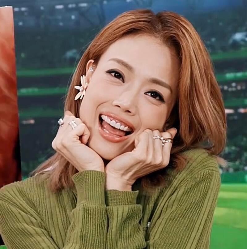 容祖儿原来也是梅西球迷 谁能想到祖儿姐姐也是梅西迷妹！直播里那激动的表情包，简直