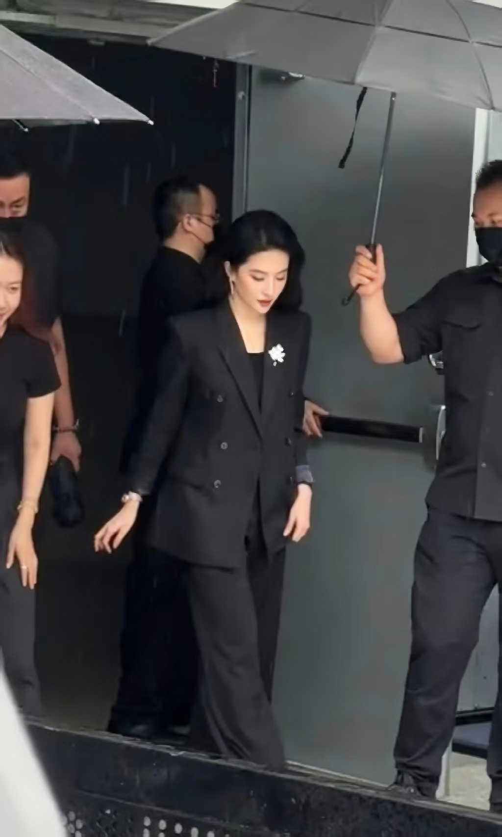 爱上刘亦菲就是一件非常幸福的事情！听粉丝说这次活动在室内，但是刘亦菲专门出来绕全