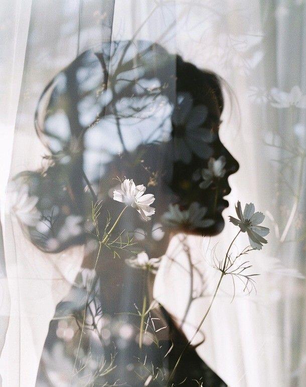 作品以极具戏剧张力的构图，将人物与花卉、烟雾融为一体，构建了一个超现实的视觉幻境