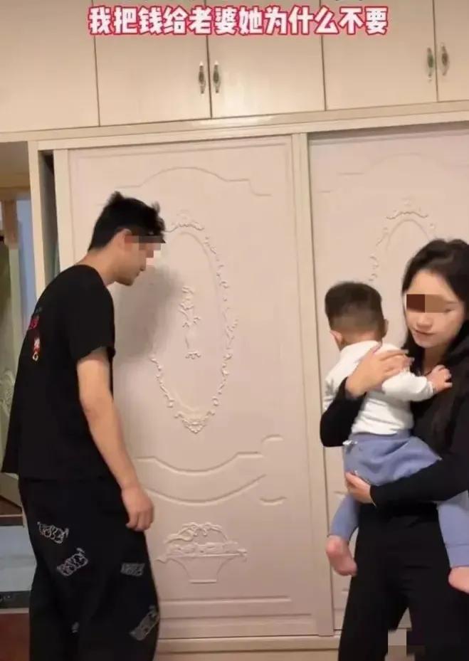 男子发了11000元工资，给老妈10000元，剩余1000元给老婆当一家4口的生