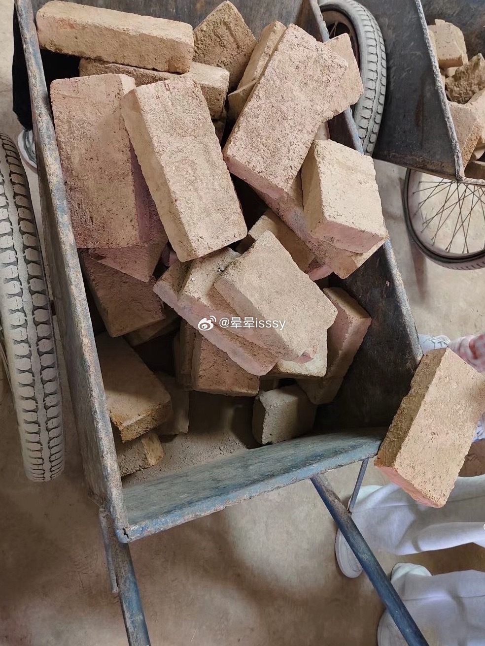 大家好幸福啊都放假了 只有我还在加班搬砖呢 