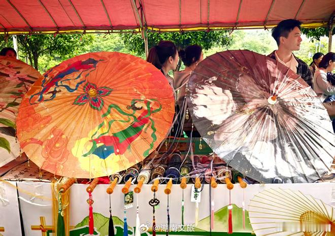 【湘潭文旅五一火爆出圈 】在窑湾历史文化街区，橙子乐园、碰运气捡瓷局、国防训练基