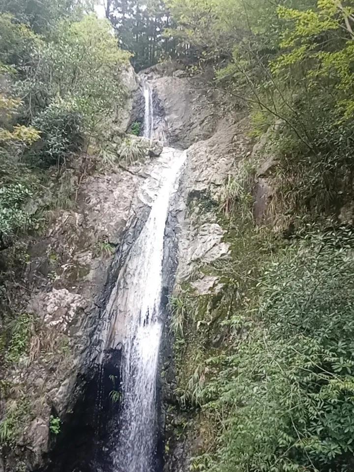 《游苗尖寨四叠龙井瀑布》
 
作者：枫林红叶

四叠飞泉一线开，

青山抱水绝尘