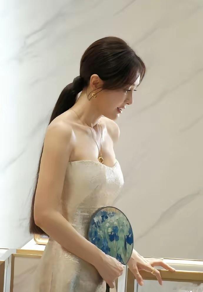 秦岚抬起双手的那一刻，我才终于明白什么叫做成熟女人的天花板 