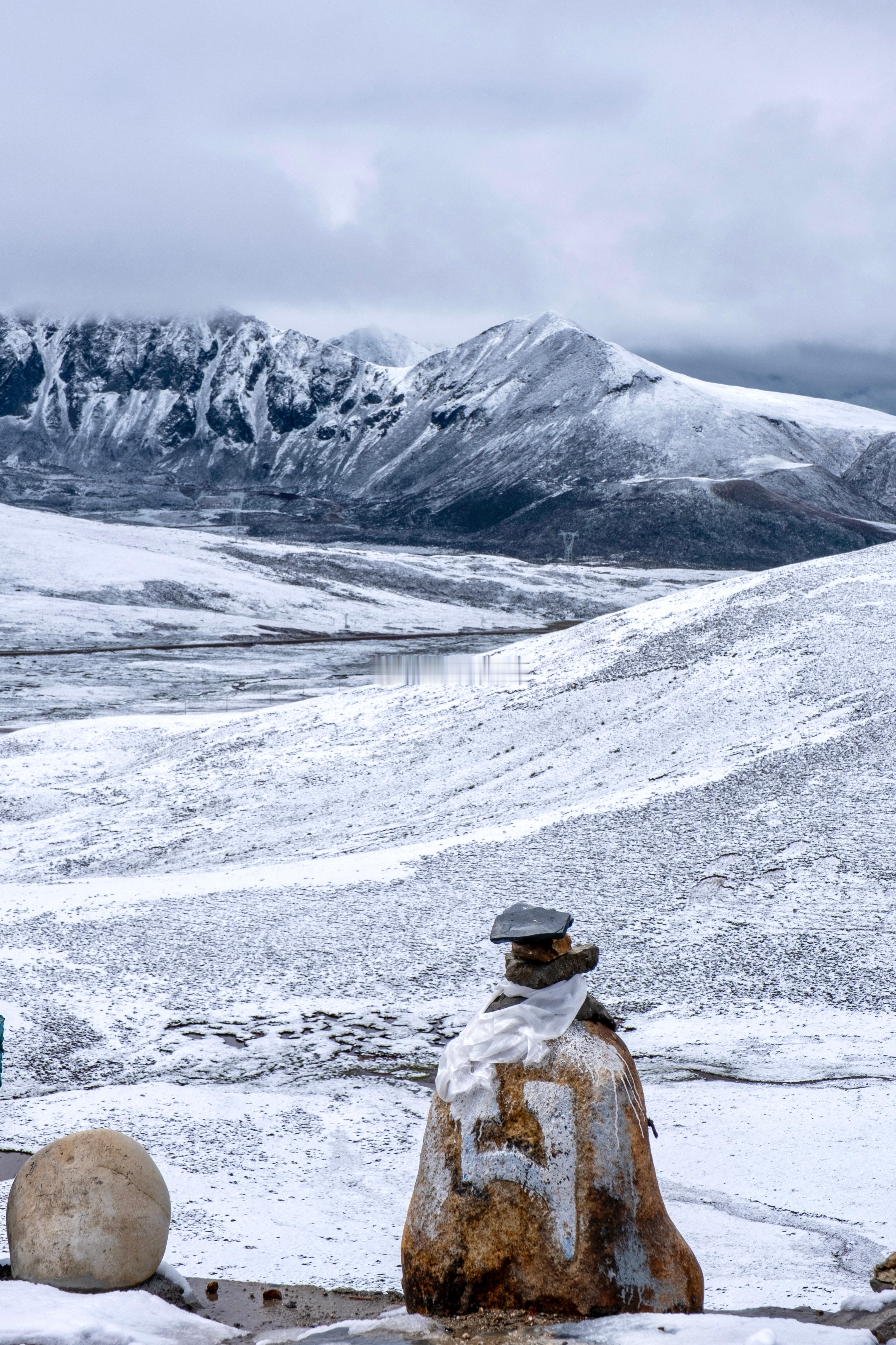 西藏是去过再也无法遗忘的地方，深深地刻入脑海。米拉山口常年积雪，这里有远古时期冰
