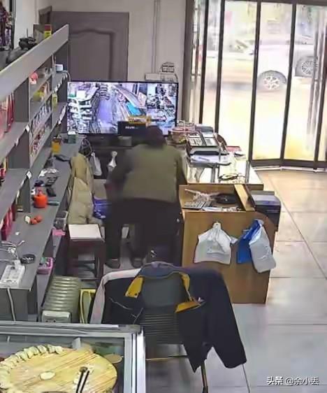 夫妻正聊天，丈夫突发心梗离世：这4个救命常识，每家都该背下来
 
     昨晚