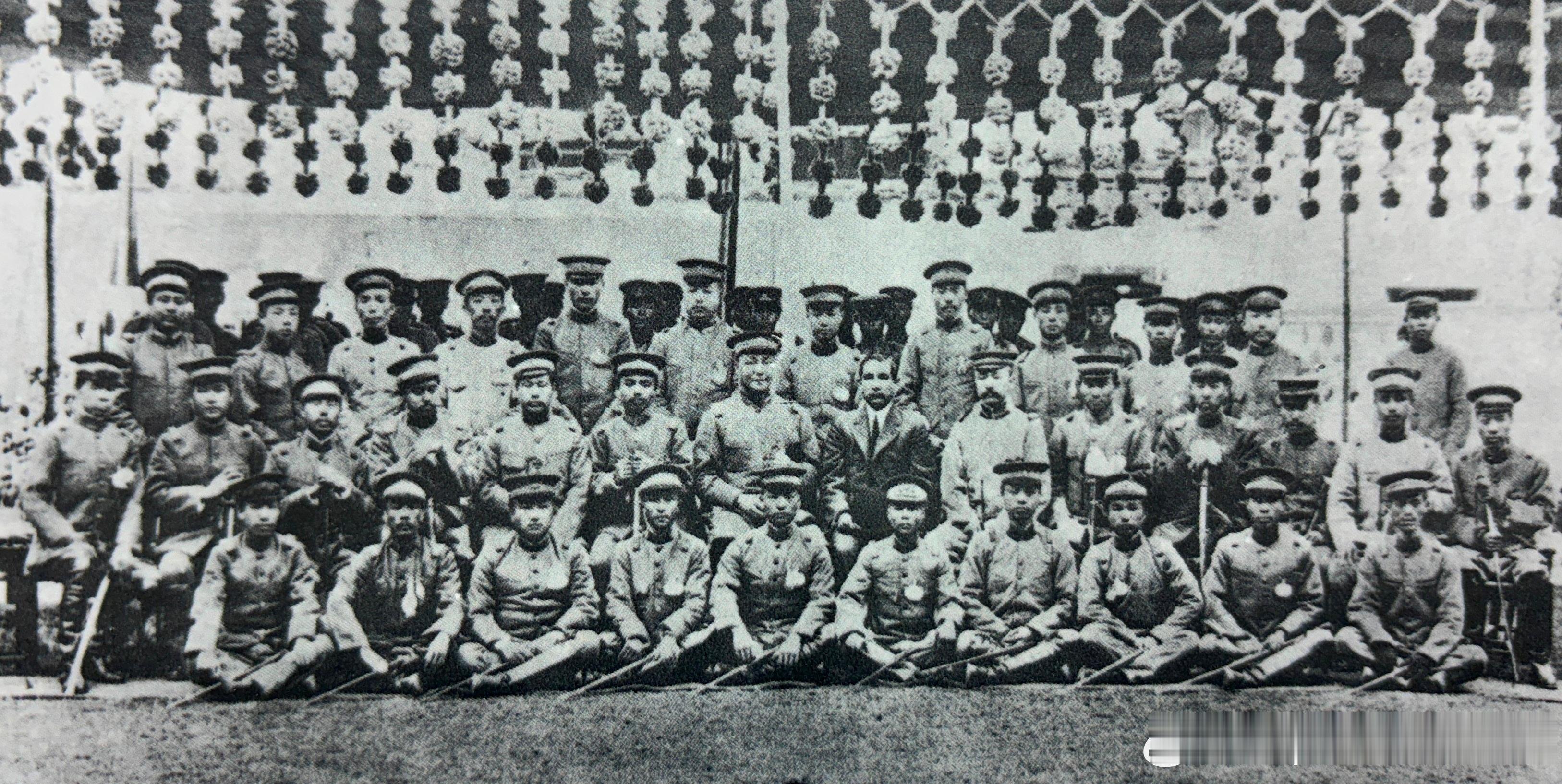 1912年10月25日孙中山抵南昌。次日出席南昌军界欢迎会时合影，孙中山左旁是江