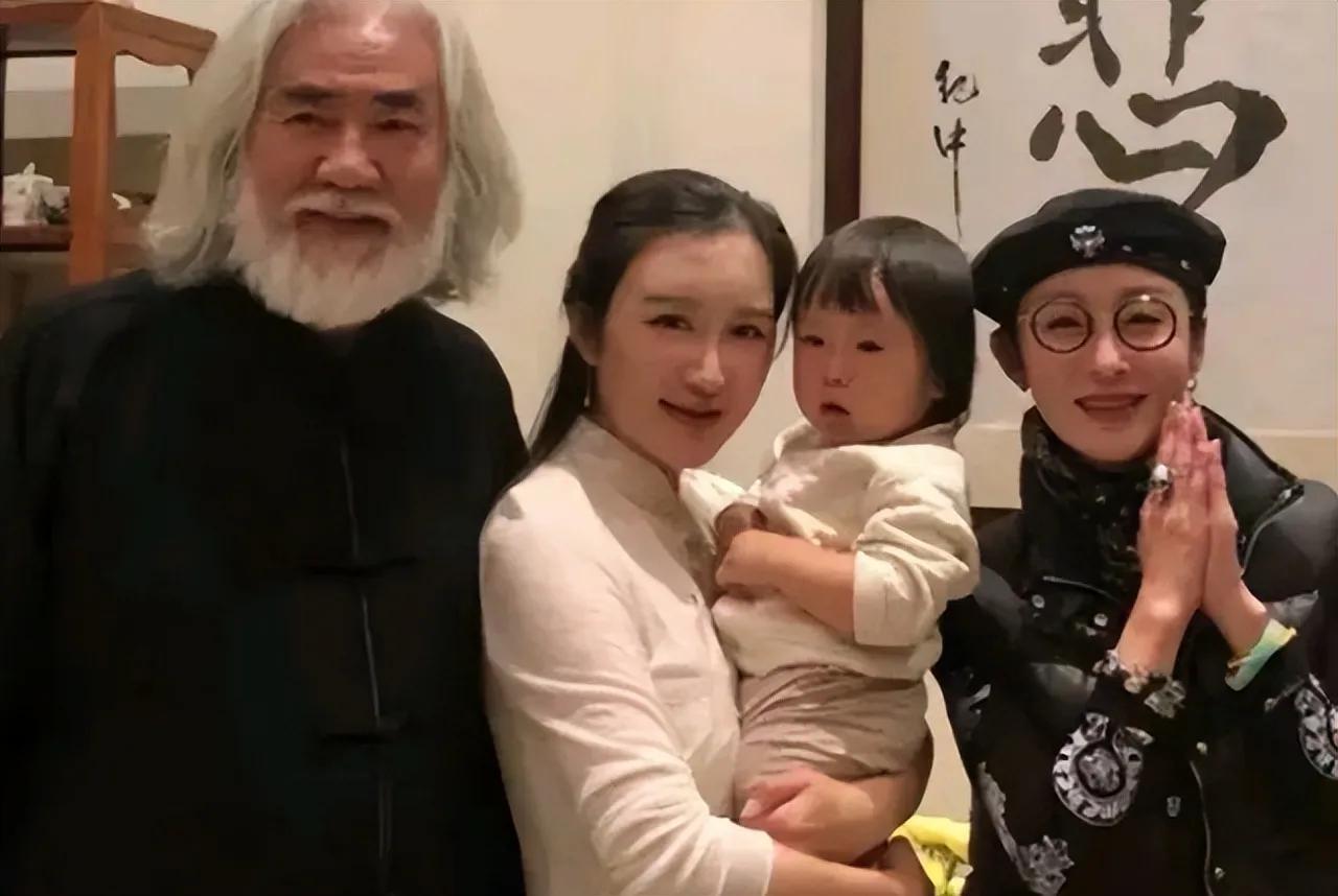 杜星霖的妈妈比她年轻，优雅端庄，有气质？
