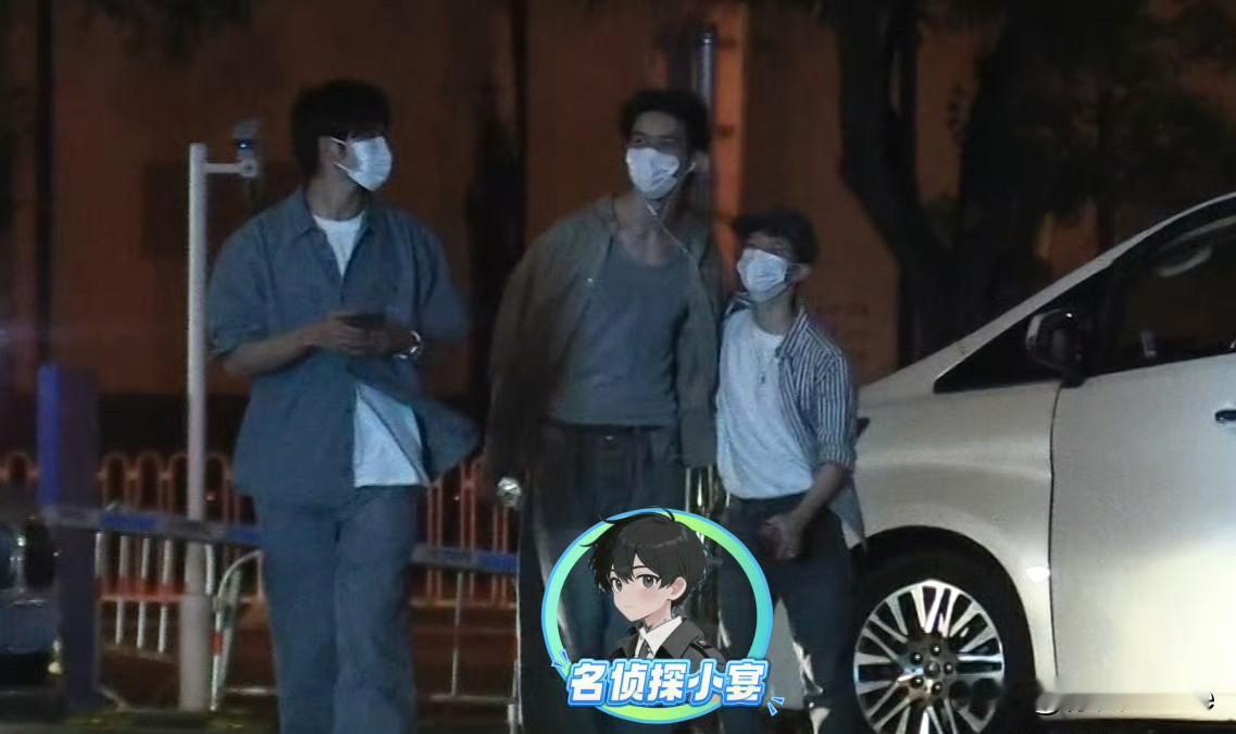 9月1日，再次对郭敬明身高有了实感！
郭敬明田嘉瑞深夜玩密室逃脱，身边都是帅哥，