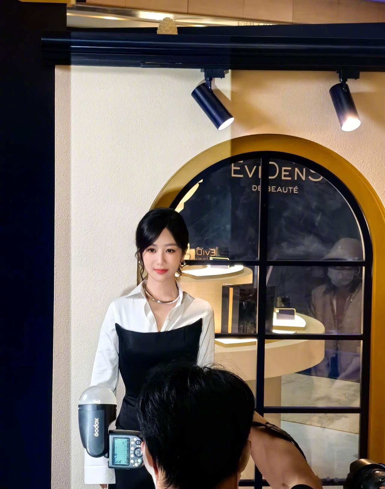 #江小宴说杨紫精修图和生图差距大# 杨紫粉丝对此称这是狗仔在黑杨紫，因为杨紫前几