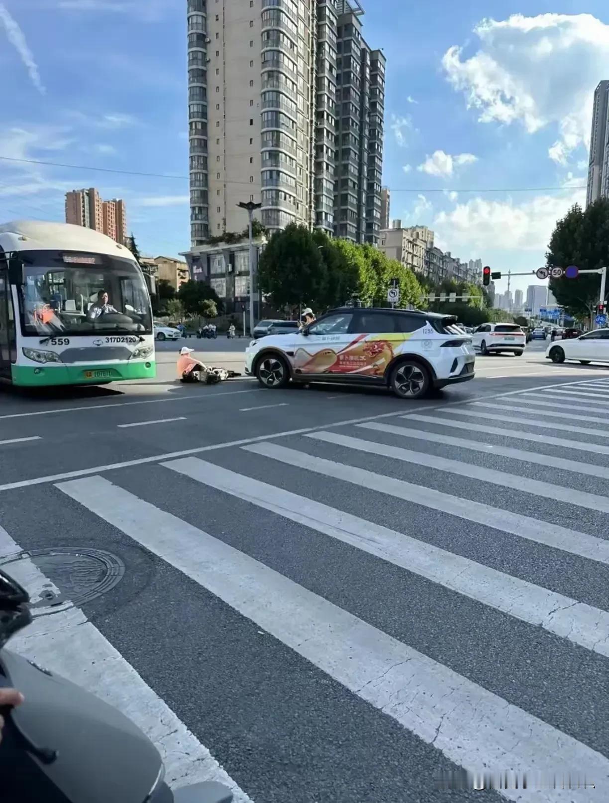 武汉无人出租车萝卜快跑首撞，在我看来，这应该是电动车的责任，做了几次萝卜车，分析