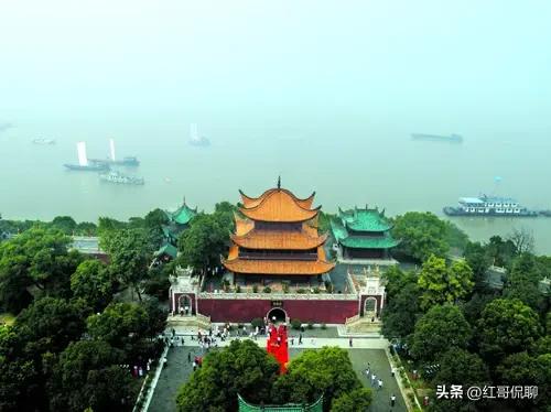 典故的定义（简单好记版）
 
典故：
诗文中借用古代故事、传说、历史人物、经典名