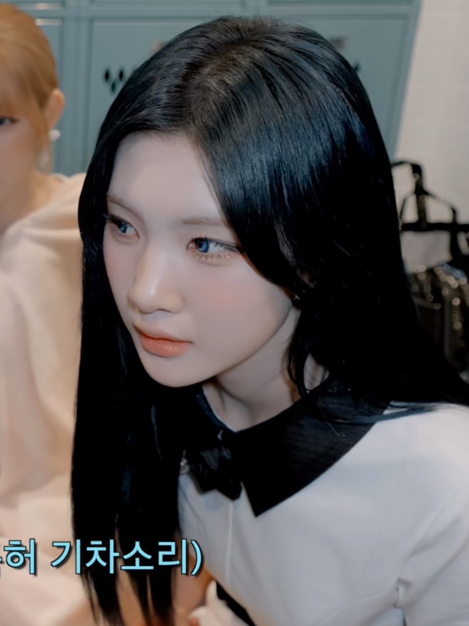 我求你们一定要看此女反差感生成的过程 从冷脸小呆子到脸上布满微笑 我一整个被萌哭