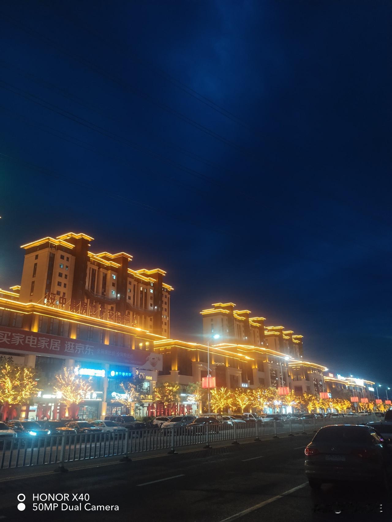 风化里这条街夜晚就像一场灯光秀，主打金黄金黄的颜色。昨晚是刚下过雨，空气格外清新