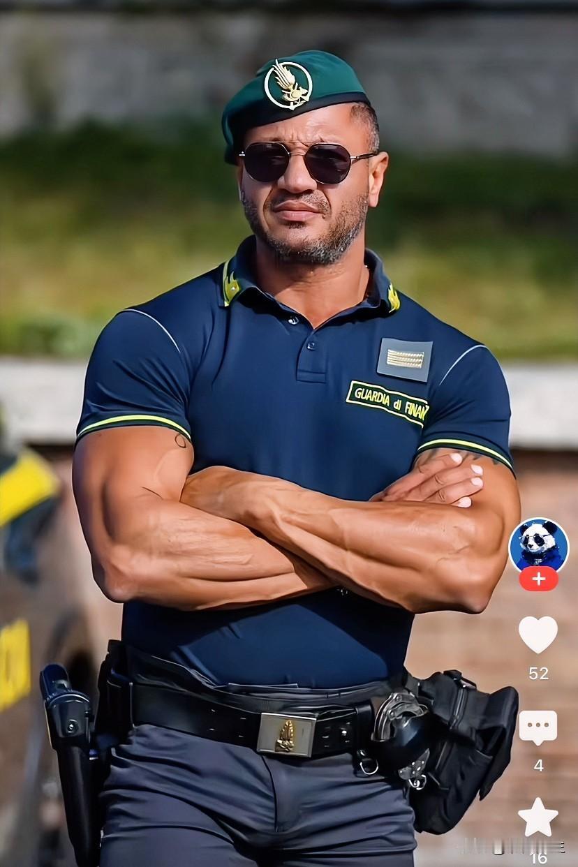 “肌肉警察”，还得看意大利。

健硕的身材，硬朗的形象，
腰间配备警用设备，
足