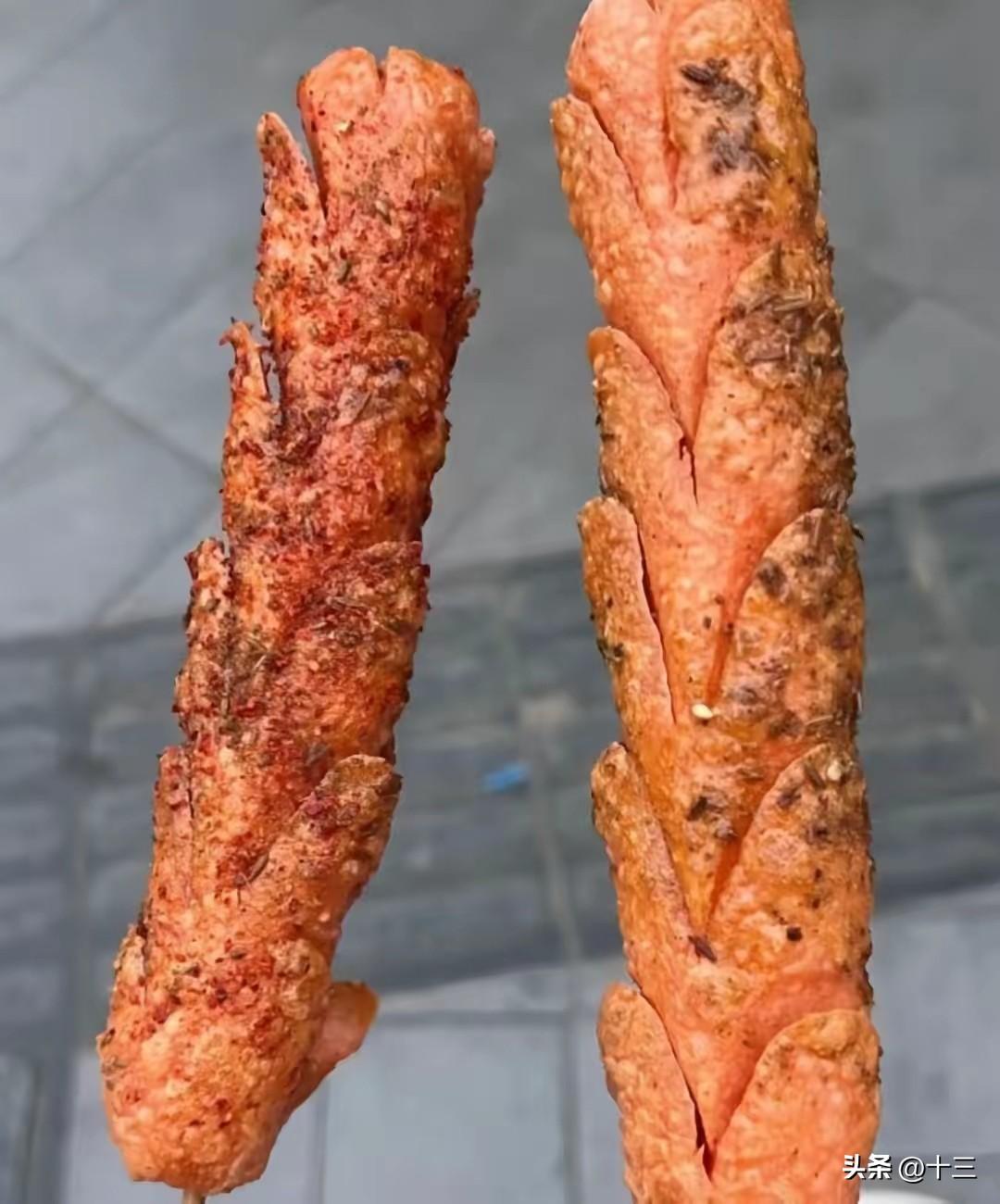 大街上卖的这种烤肠我从来不吃，有时候闻着香味也挺诱人，但是我感觉就是淀粉加上一堆