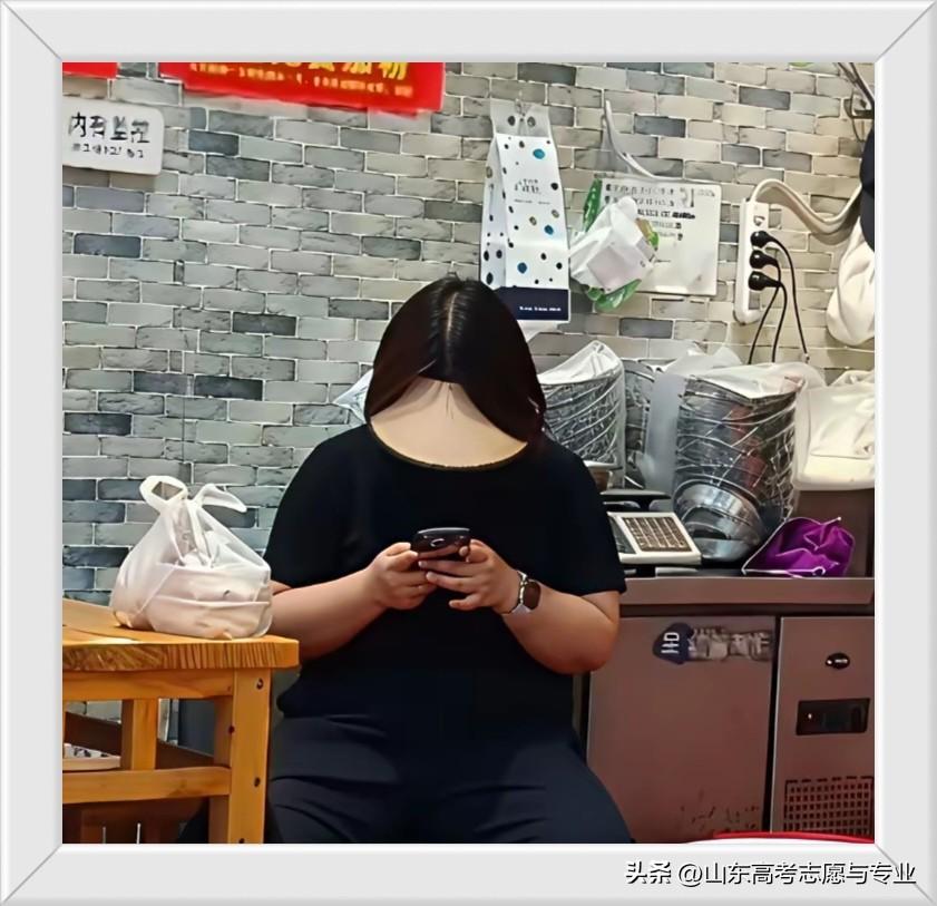 大家来破解一下，这位女士是怎么回事？这是头的背面吗？可是手里的手机明明白白地显示