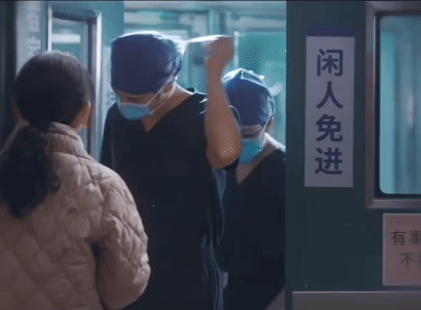 开篇肖战在废墟里，吓死我了。第二集竟然还有肖战洗澡的戏，不开玩笑，那个镜头一出来