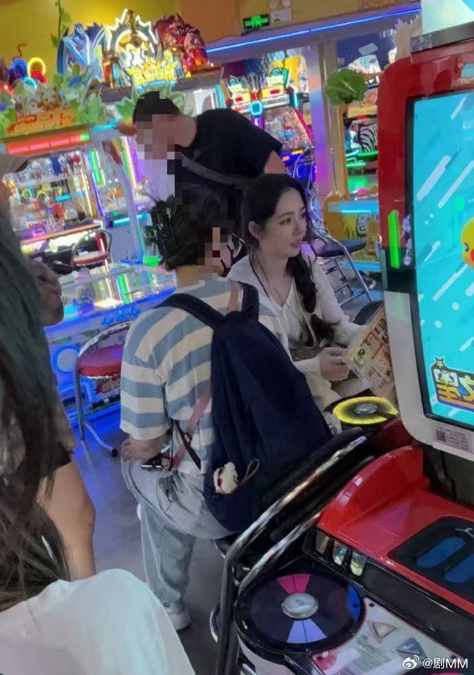 南昌偶遇郭碧婷打电动商场偶遇郭碧婷打电动游戏，太漂亮了，现在偶遇还来得及吗商场偶