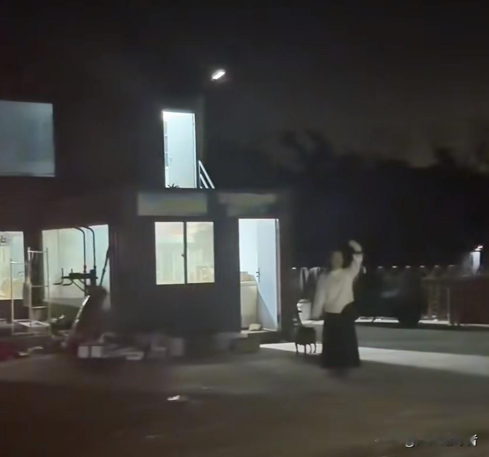 今天，谢浩男战友海军更新了一则视频。视频中，海军、谢浩男妈妈和大妹三人与海军妈妈