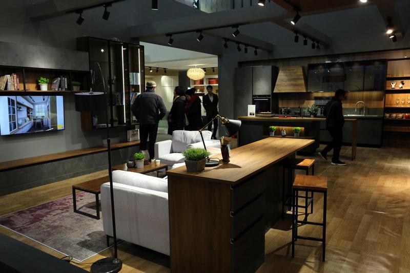 美暂停对软体家具等产品再加关税这事儿挺有意思。2025年10月，美国就开始对进口