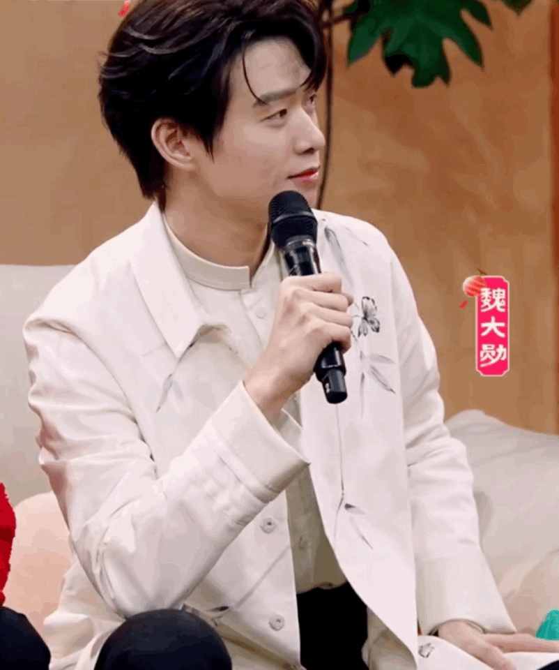 #白敬亭上台前手心全是汗##魏大勋说上春晚懵了# 上春山原来不仅是舞台上超养眼1